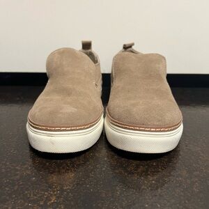 Crown Vintage tan slip on sneaker in 8.5